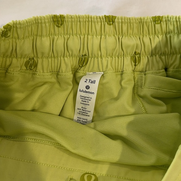 Lululemon shorts size 2 - Picture 2 of 4